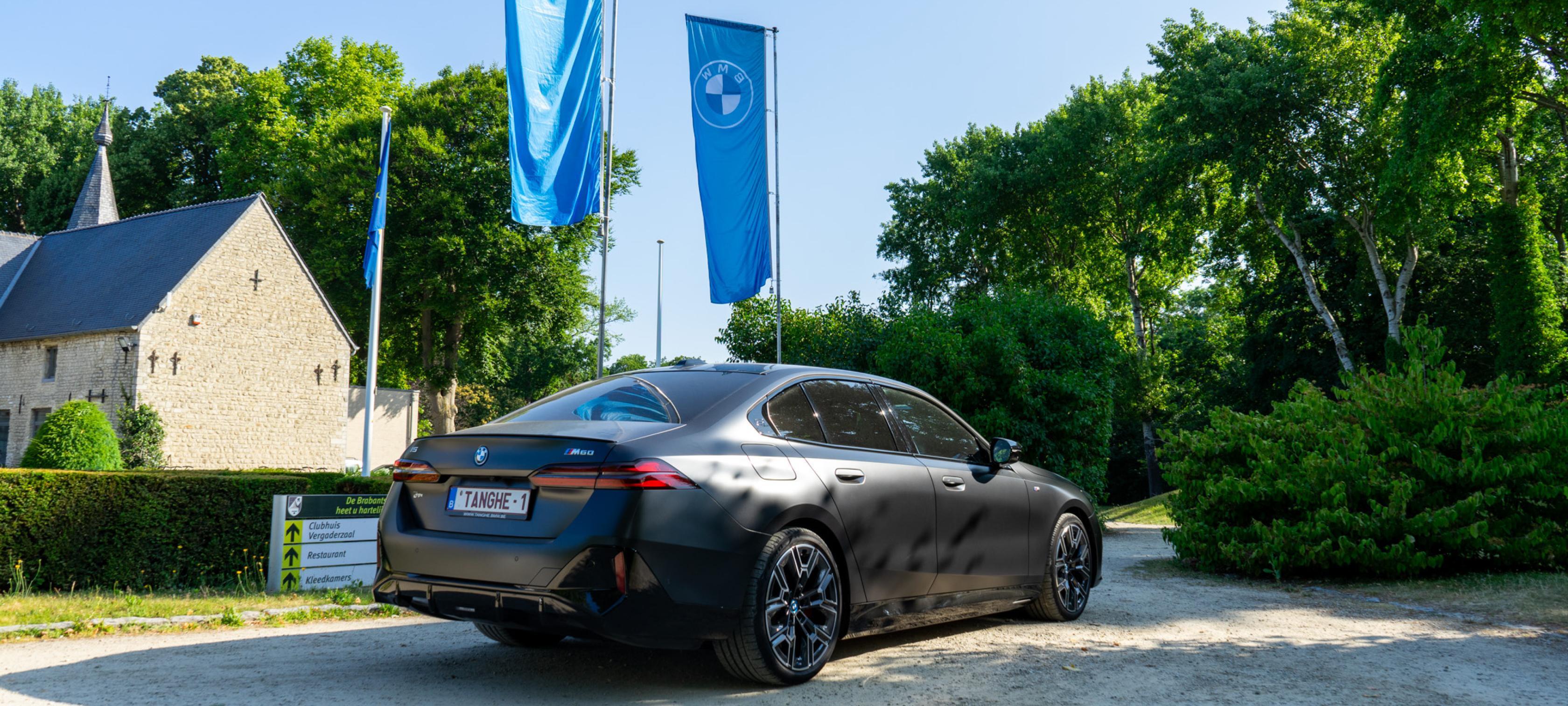 BMW i5 M60 op de rotonde van de Brabantse Golf in Melsbroek
