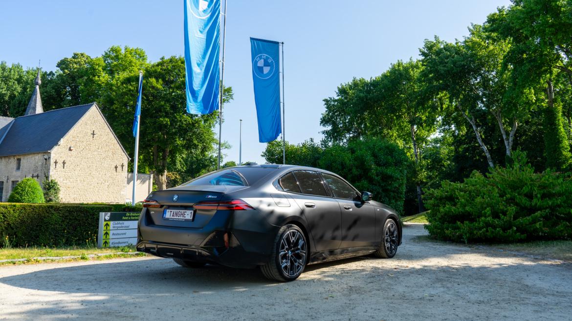 BMW i5 M60 aan rotonde van Brabantse Golf in Melsbroek